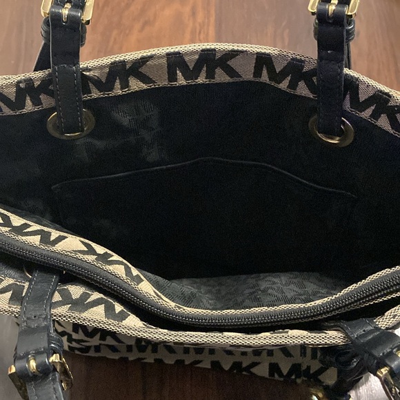 Michael Kors Handbag - Picture 7 of 9